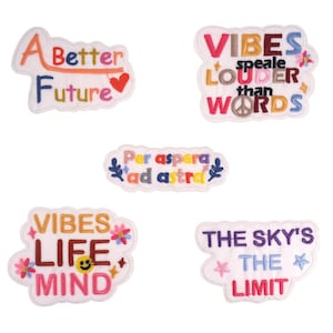 Puede incluir: Cinco parches bordados de colores para planchar con frases motivacionales: "A Better Future", "Vibes Speak Louder Than Words", "Per Aspera Ad Astra", "Vibes Life Mind", y "The Sky's The Limit".