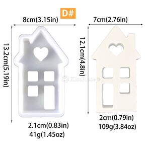 Pu&ograve; includere: Due stampini per biscotti in plastica bianca a forma di case con ritagli a forma di cuore e finestre. Lo stampino pi&ugrave; grande misura 13,2 cm di altezza e 8 cm di larghezza. Lo stampino pi&ugrave; piccolo misura 12,1 cm di altezza e 7 cm di larghezza.