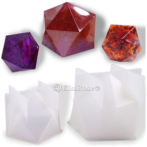 K&ouml;nnte beinhalten: Zwei Silikonformen zum Herstellen von geometrischen Harzformen. Die Formen sind wei&szlig; und haben ein geometrisches Design. Das Bild zeigt drei Beispiele f&uuml;r fertige Harzformen: eine rote, eine violette und eine orange.