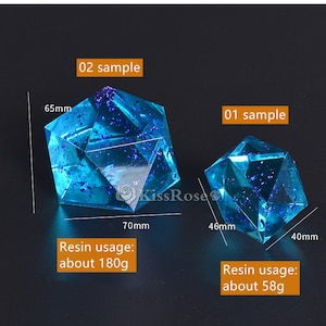 K&ouml;nnte beinhalten: Zwei durchsichtige blaue geometrische Formen aus Harz mit schimmerndem Glitzer. Die gr&ouml;&szlig;ere Form ist 70 mm breit und 65 mm hoch und verwendet etwa 180 g Harz. Die kleinere Form ist 46 mm breit und 40 mm hoch und verwendet etwa 58 g Harz.
