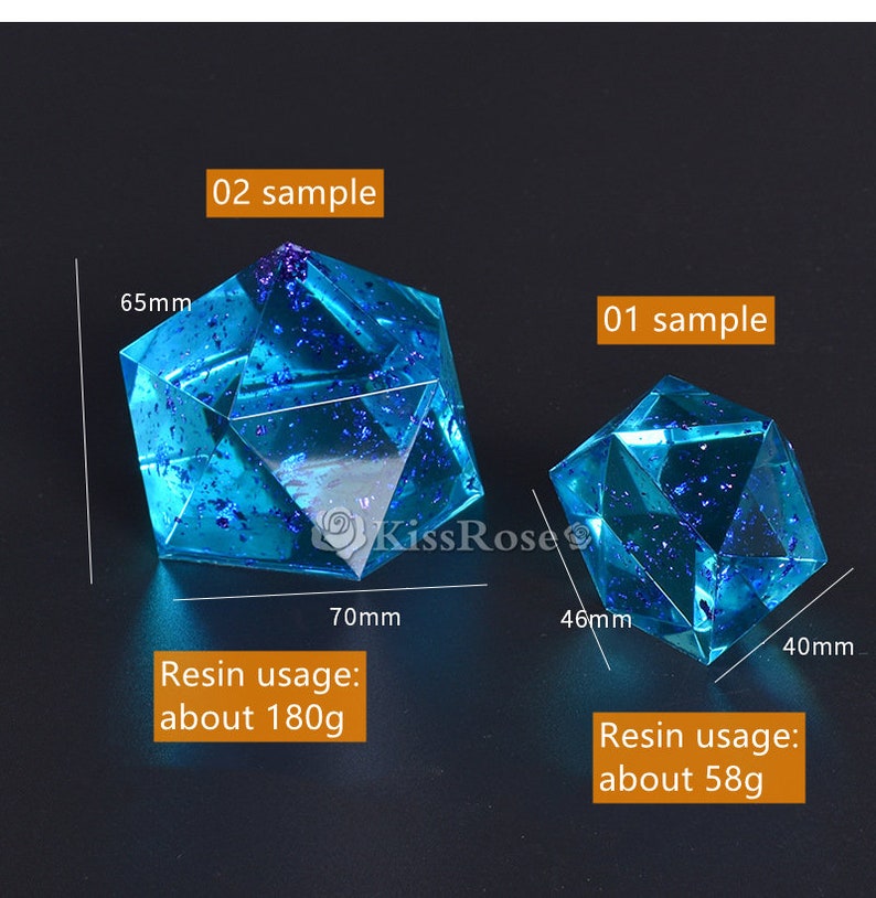 K&ouml;nnte beinhalten: Zwei durchsichtige blaue geometrische Formen aus Harz mit schimmerndem Glitzer. Die gr&ouml;&szlig;ere Form ist 70 mm breit und 65 mm hoch und verwendet etwa 180 g Harz. Die kleinere Form ist 46 mm breit und 40 mm hoch und verwendet etwa 58 g Harz.