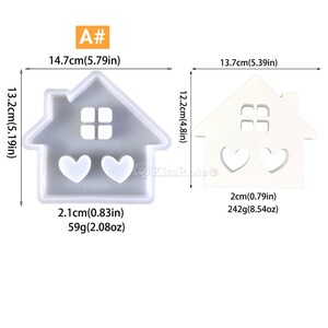 Pu&ograve; includere: Uno stampo in silicone bianco a forma di casa con due ritagli a forma di cuore. Lo stampo &egrave; largo 14,7 cm e alto 13,2 cm. Lo stampo pesa 59 grammi.
