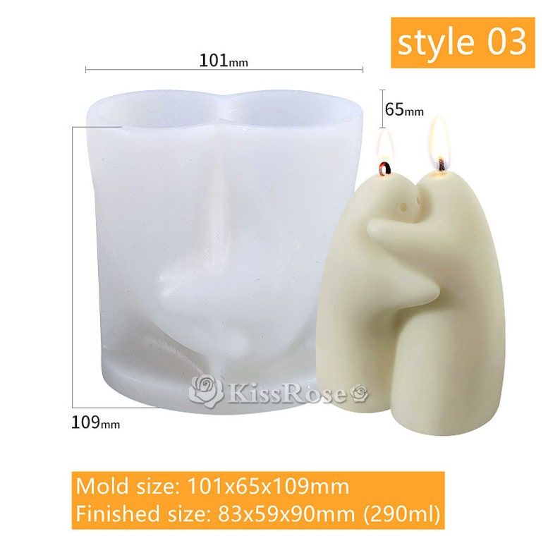 Pu&ograve; includere: Stampo in silicone bianco per realizzare una candela a forma di due figure che si abbracciano. Lo stampo &egrave; largo 101 mm, profondo 65 mm e alto 109 mm. La candela finita &egrave; larga 83 mm, profonda 59 mm e alta 90 mm. La candela ha un volume di 290 ml.