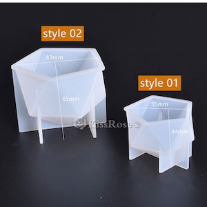 K&ouml;nnte beinhalten: Zwei transparente Silikonformen zum Herstellen von Kunsthandwerk aus Harz. Die gr&ouml;&szlig;ere Form ist 8,3 Zoll breit und 6,5 Zoll hoch. Die kleinere Form ist 5,5 Zoll breit und 4,4 Zoll hoch. Beide Formen haben eine geometrische Form mit einer quadratischen Basis und einer sechseckigen Oberseite.