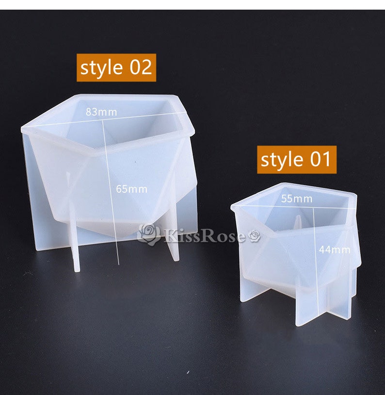 K&ouml;nnte beinhalten: Zwei transparente Silikonformen zum Herstellen von Kunsthandwerk aus Harz. Die gr&ouml;&szlig;ere Form ist 8,3 Zoll breit und 6,5 Zoll hoch. Die kleinere Form ist 5,5 Zoll breit und 4,4 Zoll hoch. Beide Formen haben eine geometrische Form mit einer quadratischen Basis und einer sechseckigen Oberseite.