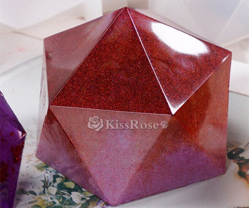 K&ouml;nnte beinhalten: Eine rote, glitzernde, geometrische Harzform in Form eines Dodekaeders. Die Form besteht aus klarem Harz und hat eine gl&auml;nzende, irisierende Oberfl&auml;che. Die Form ist perfekt f&uuml;r die Herstellung einzigartiger und dekorativer Harzhandwerke.