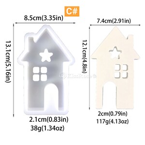 Pu&ograve; includere: Due stampi in silicone bianco a forma di case con una stella e finestre. Lo stampo a sinistra misura 8,5 cm di larghezza, 13,1 cm di altezza e 2,1 cm di profondit&agrave;. Lo stampo a destra misura 7,4 cm di larghezza, 12,1 cm di altezza e 2 cm di profondit&agrave;.