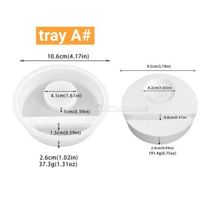 Puede incluir: Dos moldes de silicona blancos para hacer manualidades de resina. El molde m&aacute;s grande tiene un di&aacute;metro de 9,5 cm (3,74 pulgadas) y el molde m&aacute;s peque&ntilde;o tiene un di&aacute;metro de 4,1 cm (1,61 pulgadas). Los moldes est&aacute;n etiquetados como "tray A#" y tienen medidas en cent&iacute;metros y pulgadas.