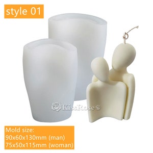 Pu&ograve; includere: Due stampi in silicone bianco per la realizzazione di candele. Lo stampo pi&ugrave; grande &egrave; di 90x60x130mm e quello pi&ugrave; piccolo di 75x50x115mm. Gli stampi sono mostrati accanto a una scultura di candela finita di due figure astratte.