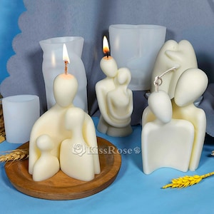 Pu&ograve; includere: Set di cinque sculture di candele bianche a forma di persone. Le candele sono disposte su un vassoio di legno. Le candele sono accese e emanano un bagliore caldo. Le candele sono un ottimo modo per aggiungere un tocco di romanticismo ed eleganza a qualsiasi casa.