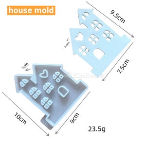 Puede incluir: Un molde de casa de silicona azul con un coraz&oacute;n y ventanas. El molde mide 9,5 cm de alto, 7,5 cm de ancho y 10 cm de largo. Pesa 23,5 gramos.