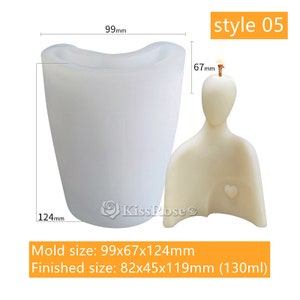 Pu&ograve; includere: Stampo in silicone bianco per realizzare una candela a forma di persona con un cuore sul petto. Lo stampo misura 99 x 67 x 124 mm e la candela finita sar&agrave; di 82 x 45 x 119 mm (130 ml).