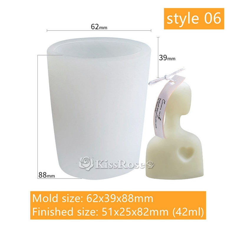 Pu&ograve; includere: Stampo per candele in silicone bianco a forma di figura umana con un ritaglio a forma di cuore. Lo stampo misura 62 x 39 x 88 mm. La dimensione della candela finita &egrave; di 51 x 25 x 82 mm e contiene 42 ml di cera.