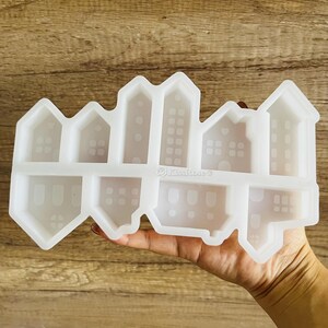以下が含まれることがあります： 家の列の形をした白いシリコンモールド。モールドは窓とドアが詳細にデザインされています。