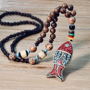 Collier artisanal avec pendentif poisson et perles en bois , Bijou unique fait main, cadeau original femme, style bohème chic, bijou nature