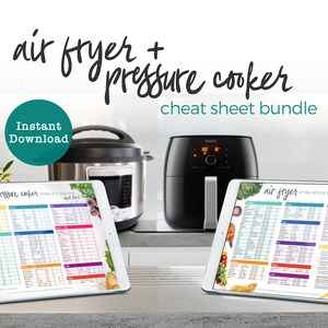 Op de afbeelding: Twee digitale tablets met spiekbriefjes voor de kooktijden van een airfryer en een snelkookpan. De tablets staan op een aanrechtblad naast een zwarte airfryer en een zilveren snelkookpan. De tekst op de afbeelding luidt "air fryer + pressure cooker cheat sheet bundle" en "Direct downloaden".