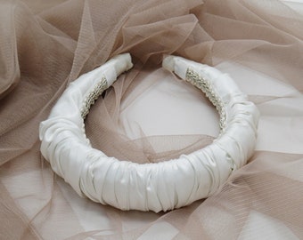 Weißes 100% Seidensatin gepolstertes Scrunchie Stirnband. Rüschen Haarschmuck, romantisch und regency inspiriert, besonderer Anlass Kopfschmuck.