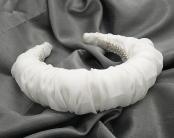 Weißes Chiffon gepolstertes Scrunchie Stirnband. Rüschen Haarschmuck, romantisch und regency inspiriert, ivory besonderer Anlass Kopfschmuck.