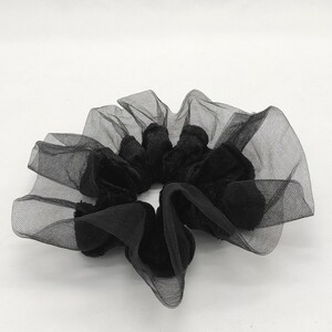 Elastico per capelli nero; velluto stropicciato con rete di tulle nero trasparente. Lussuoso e unico elastico per capelli fatto a mano, perfetto per taglia media/grande.