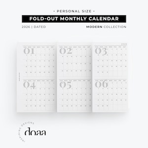 Könnte beinhalten: Ein persönlicher, ausklappbarer Monatskalender für 2026. Der Kalender aus der Modern Collection hat ein minimalistisches Design mit den Monaten 01-06 sichtbar. Der Kalender ist weiß mit grauem Text und Zahlen.