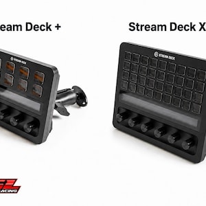 以下が含まれることがあります： 取り付けアーム付きの黒いStream Deckコントロールコンソール2台。左側のユニットには「Stream Deck +」とラベルがあり、8つの正方形ボタン、タッチストリップ、4つのノブが備わっています。右側のユニットには「Stream Deck XL +」とラベルがあり、32個のボタン、タッチストリップ、5つのノブがあります。KGL SIM RACINGのロゴが表示されています。