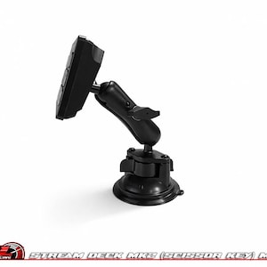 Op de afbeelding: Zwarte Stream Deck MK2 (Scissor Key) Mount met een zuignapbasis en verstelbare arm. Het apparaat is ontworpen om een Stream Deck vast te houden, met de tekst "KCD SIM RACING" zichtbaar linksonder.