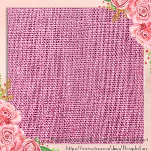 K&ouml;nnte beinhalten: Nahaufnahme eines rosafarbenen Sackleinenstoffs mit gewebter Textur. Das Bild ist mit Aquarellrosen und Gr&uuml;n in den Ecken gerahmt. Der Hintergrund ist eine weiche, pfirsichfarbene Farbe.