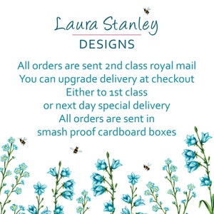 Op de afbeelding: Een witte achtergrond met blauwe bloemen en bijen. De tekst luidt "Laura Stanley DESIGNS. Alle bestellingen worden verzonden met Royal Mail 2e klas. Je kunt de bezorging upgraden tijdens het afrekenen. Ofwel naar 1e klas of naar speciale bezorging de volgende dag. Alle bestellingen worden verzonden in stevige kartonnen dozen."