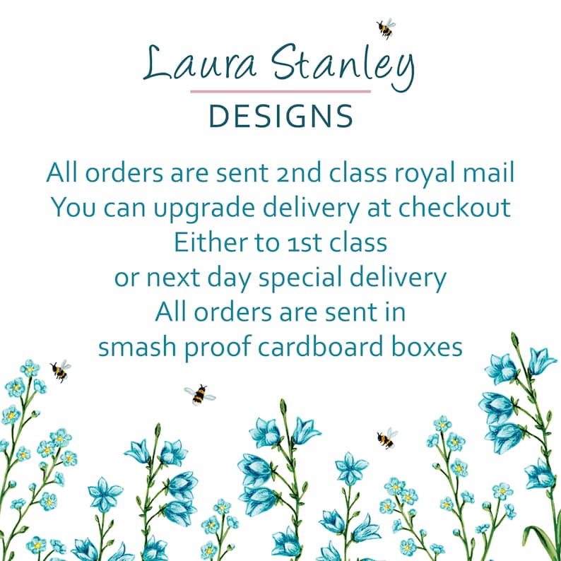 Op de afbeelding: Een witte achtergrond met blauwe bloemen en bijen. De tekst luidt "Laura Stanley DESIGNS. Alle bestellingen worden verzonden met Royal Mail 2e klas. Je kunt de bezorging upgraden tijdens het afrekenen. Ofwel naar 1e klas of naar speciale bezorging de volgende dag. Alle bestellingen worden verzonden in stevige kartonnen dozen."