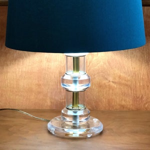 Vintage Lucite und Gold Tischlampe 70er Jahre Gestapelte Lucite Lampe mit Goldstab
