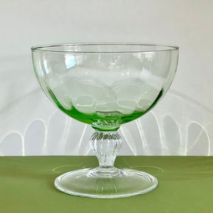 Große mundgeblasene Glas-Kompott / Mittelstück-Fußschale Limettengrüne Schüssel mit klarem gerippten geformten Stiel