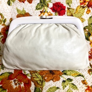 Vintage Off-White Genuine Leather Clutch Purse, Ivory/Eggshell/Cream Beige, Winter White Clutch in Excellent Condition Italian Leather image 10