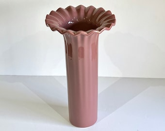 Jarrón vintage de cerámica esmaltada Haeger, borde con volantes malva de los años 80