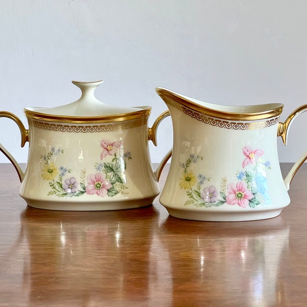 Vintage Sugar Bowl y Creamer Set "Flower Song" de Lenox. Hermosa porcelana crema con diseño floral y borde dorado. Hecho en EE.UU