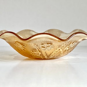 Große Obst / Salat Servierschüssel Iris Irisierend von Jeannette Glass Co. Gerüschter Rand Bernstein Gold Karneval Glas Floral Fischgräte