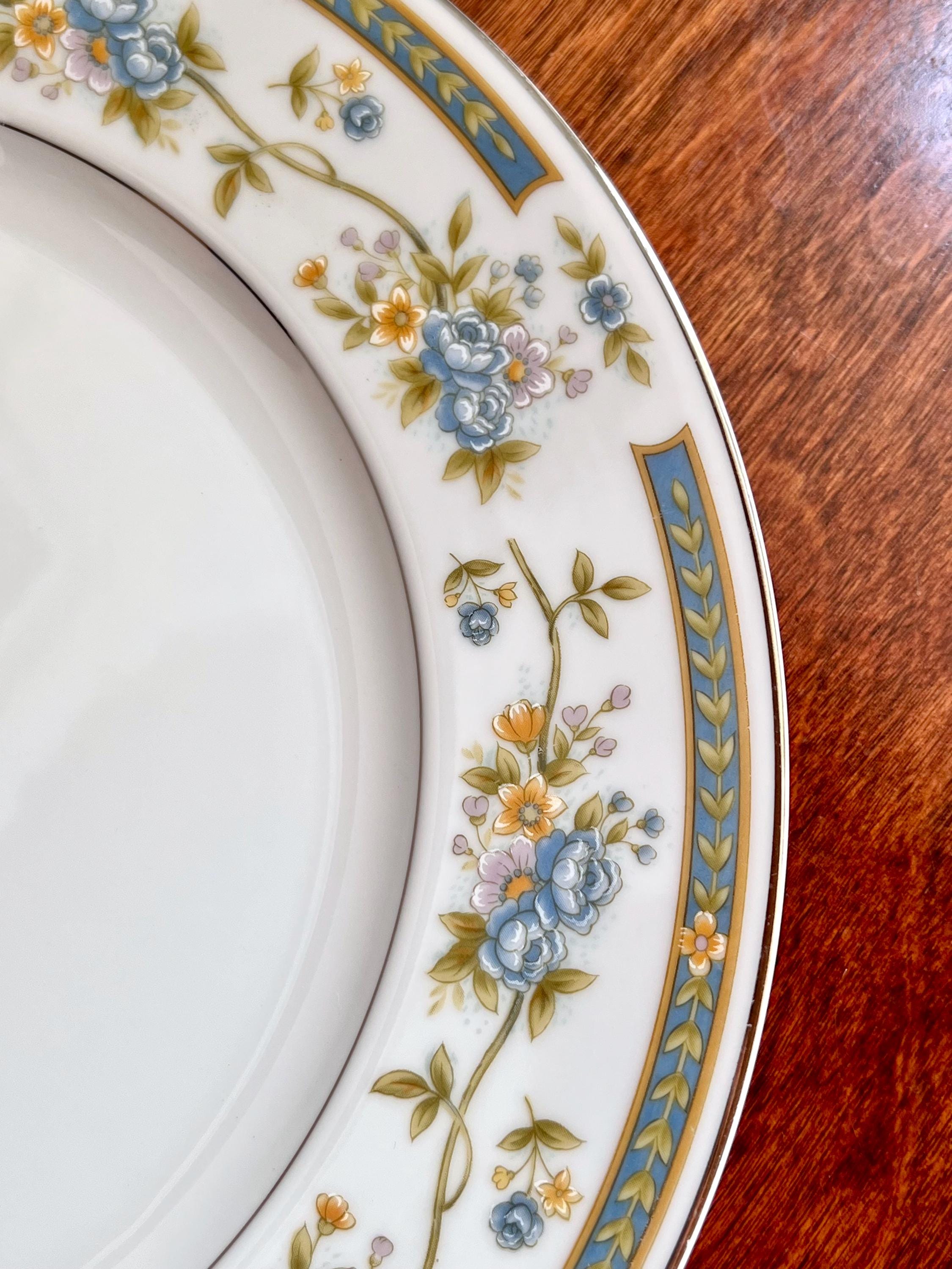 Four Crown China Dinnerware Set 