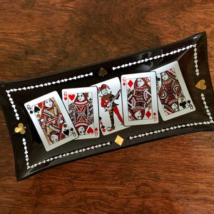 Vintage verzamelbord met rookglasplaat met 5 speelkaartenmotief Queen Card en Joker in het midden