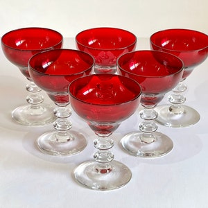Set von sechs Springtime Ruby Likör Cocktailgläser (Stem 688) von Bryce Rubinschale aus mundgeblasenem Glas, Doppelringe auf klarem Stiel Vintage Barware