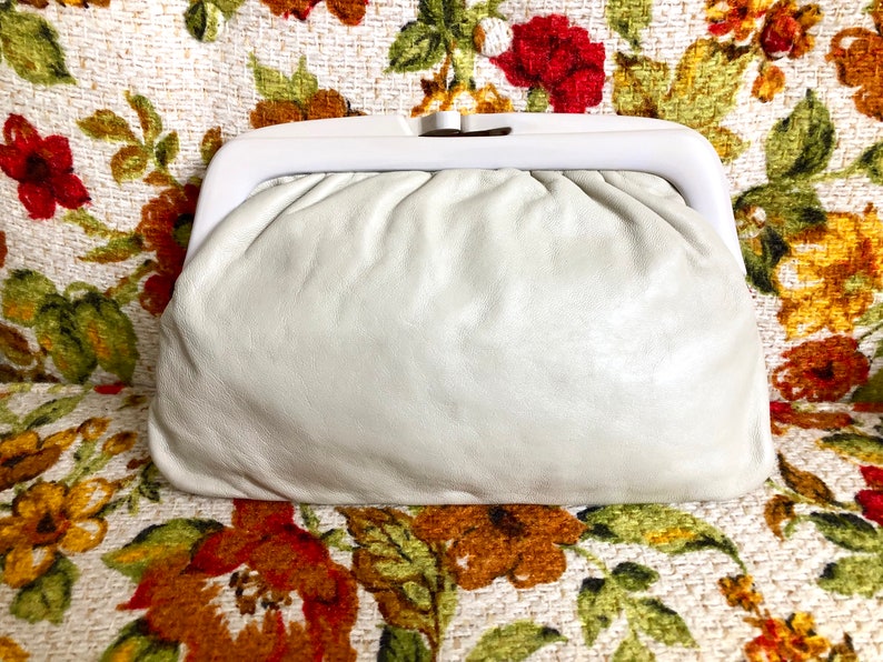 Vintage Off-White Genuine Leather Clutch Purse, Ivory/Eggshell/Cream Beige, Winter White Clutch in Excellent Condition Italian Leather image 10