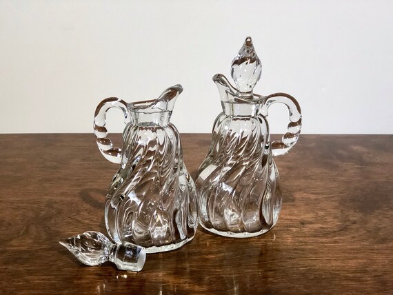 Set vintage di due ampolle di vetro swirl con tappi Colony di Fostoria  Glass Heavy Swirl Pattern -  Italia