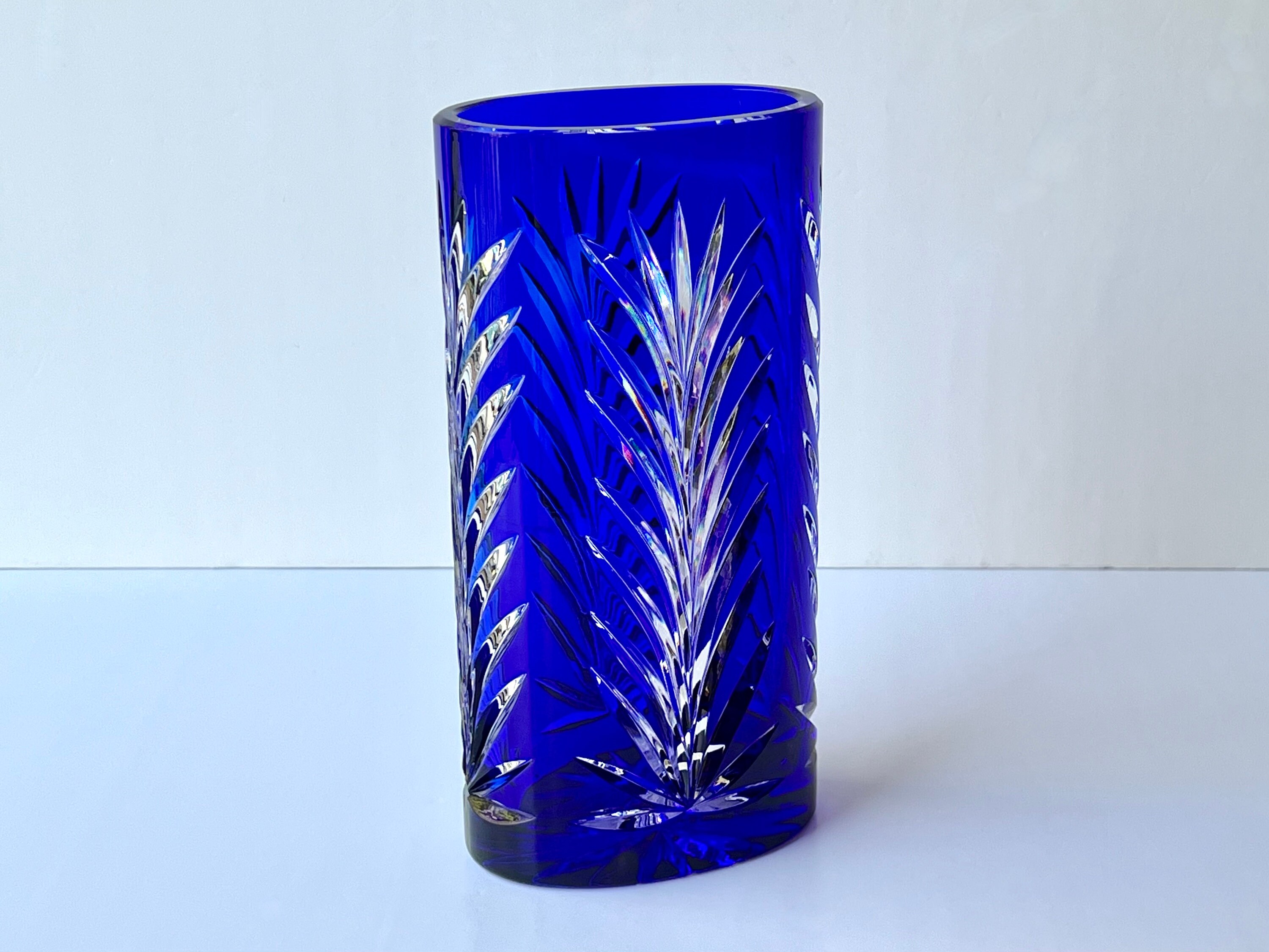 コバルトブルー クリスタル花瓶 ヴィンテージのコバルトブルーカットクリスタルの花瓶：シェーンボル