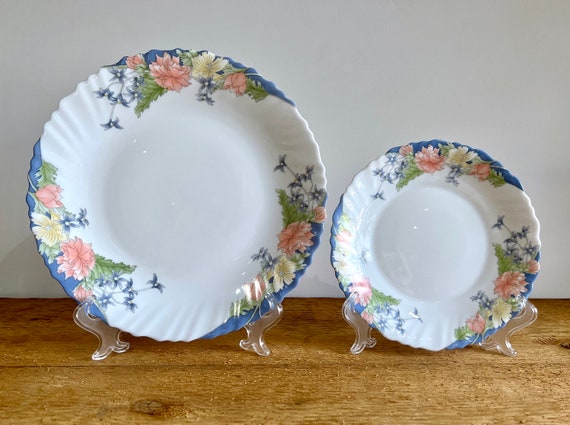 Due piatti sostitutivi Florine di Arcopal France Lucheon Piatto e Insalata  Piatto Latte Bicchiere w Blue Trim Peach & Yellow Florals Scalloped Edge -   Italia