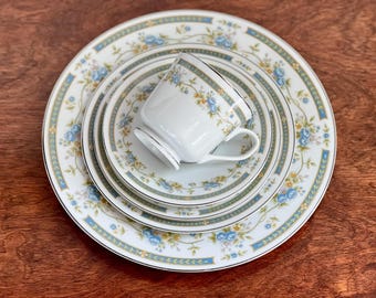 Four Crown China Dinnerware Set 