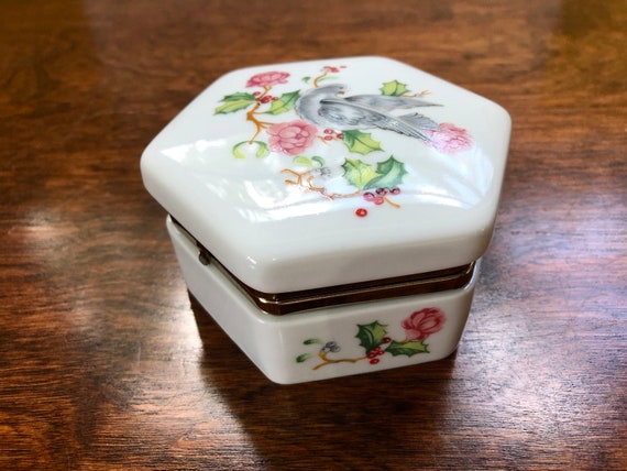 made in China pre-2000. Pair of vintage hexagonal Chinese wooden trinket boxes lacquered exterior and fabric-lined interior with fitted lid