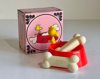スヌーピーSNOOPY DECORATED TRAYアンティークビンテージ69年 1973 Snoopy's Pal Woodstock - Peanuts Avon Soap Dish & Bone Soaps