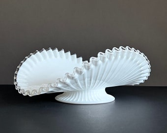 Ciotola vintage Fenton Silver Crest in vetro opalino con bordo arricciato e barca a banana