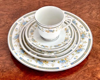Four Crown China Dinnerware Set 