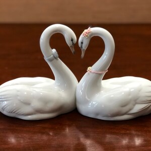 Lladró ENDLESS LOVE Porcelain Figurine #6585 Swans Forming a Heart