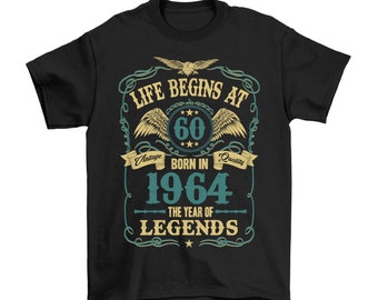 Het leven begint op 60-jarige leeftijd, geboren in 1964, heren-T-shirt voor de 60e verjaardag, gemaakt van biologisch katoen