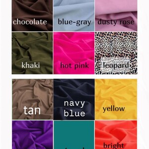 Op de afbeelding: Een kleurenkaart met vijftien stoffen stalen in zwart, rood, beige, chocolade, blauwgrijs, oudroze, kaki, felroze, luipaardprint, lichtbruin, marineblauw, geel, violet, teal, feloranje, donkergroen, wit en felblauw.